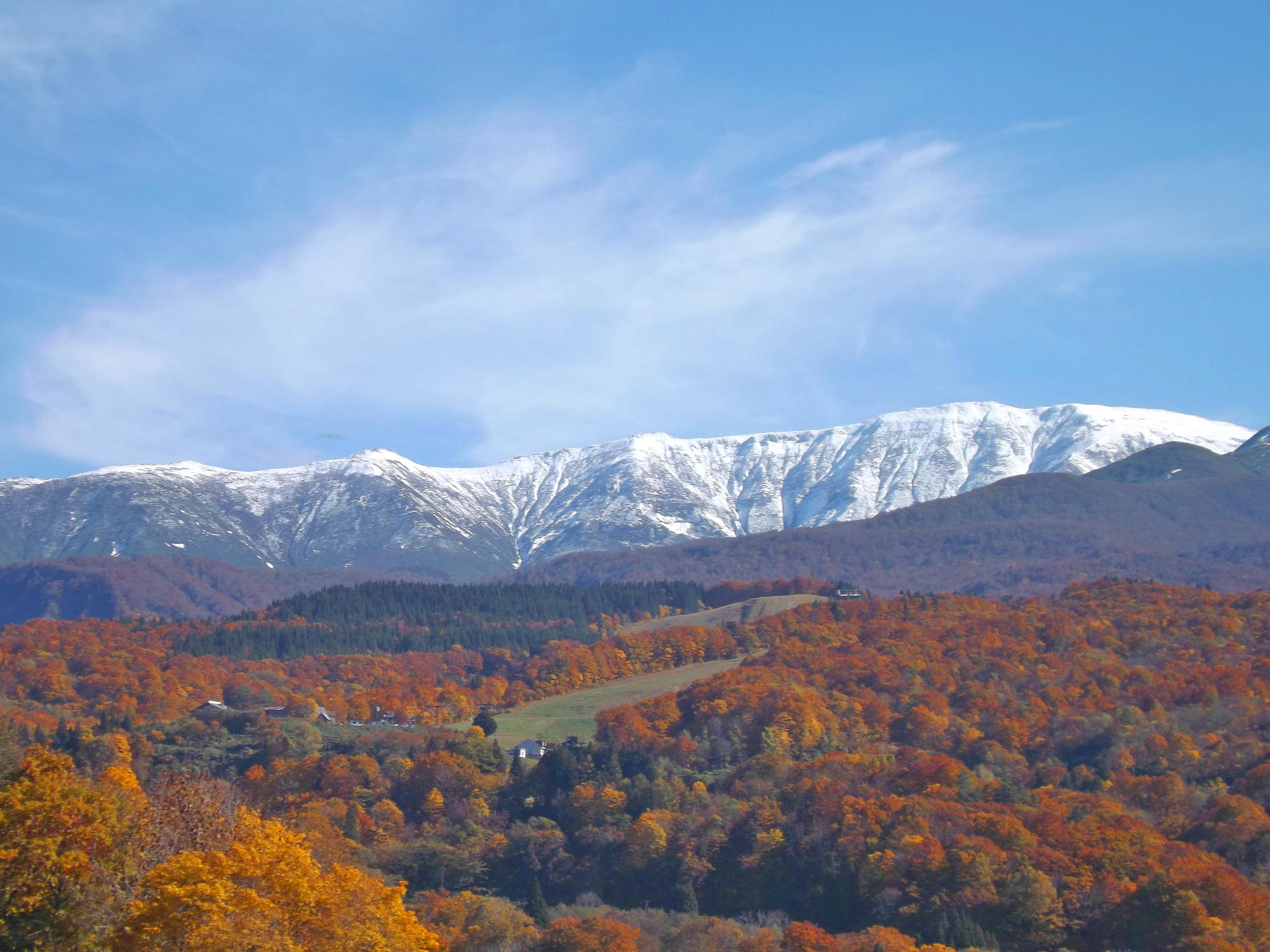 月山の雪